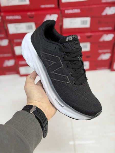 نيو بلانس / اسود / ابيض / 1080 اصلي