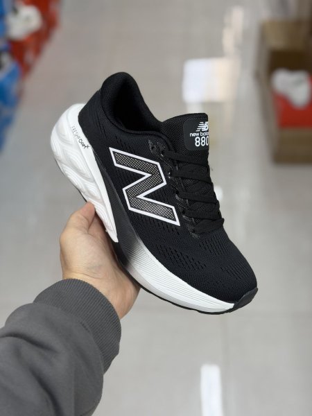 نيو بلانس / اسود / ابيض / 880